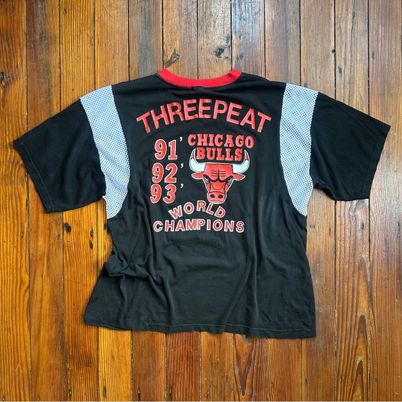 Vintage 90s reworked Chicago Bulls threepeat tee - Picture 11 of 11